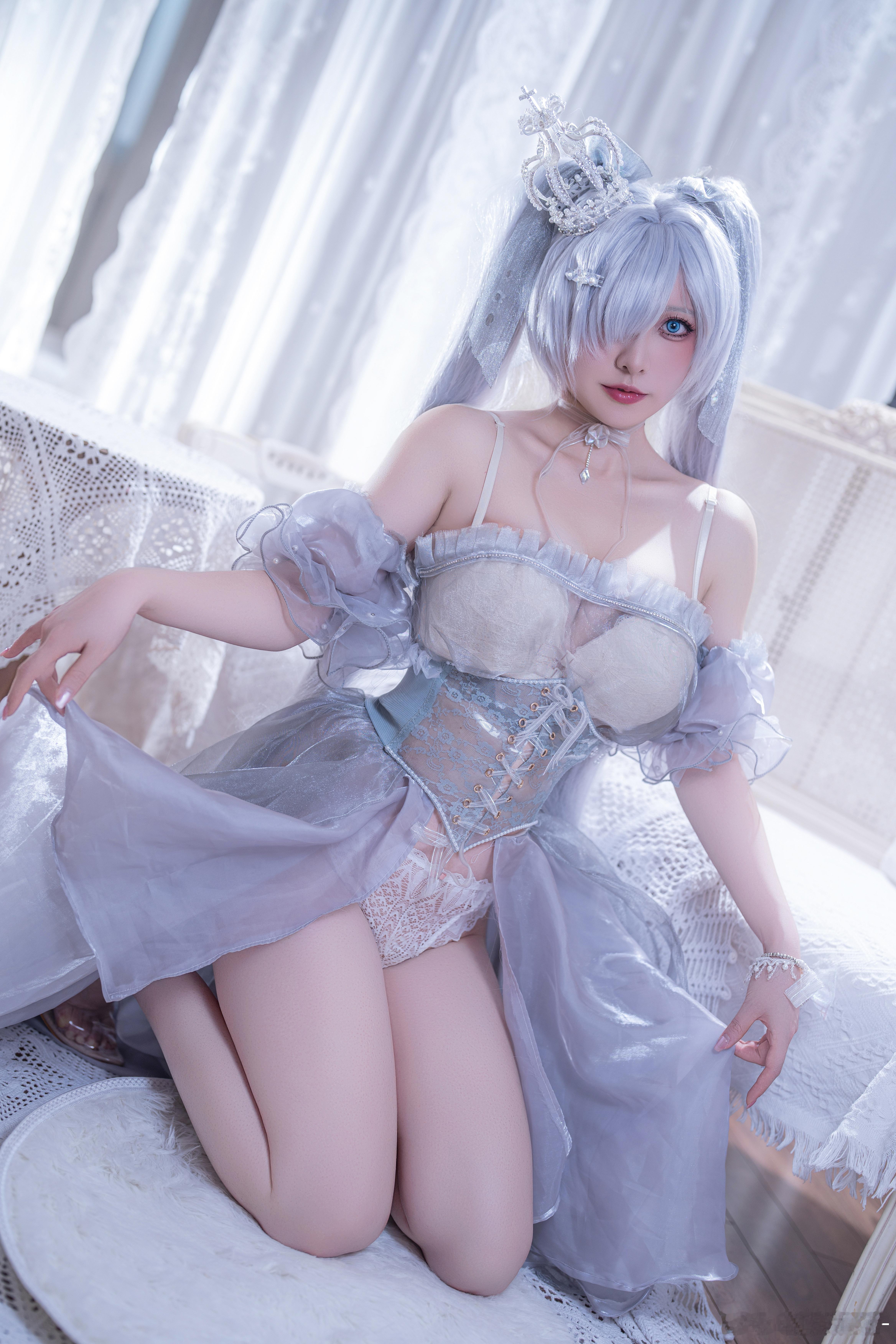 nikke:胜利女神  cosplay  “王子殿下，你觉得谁是这个世界上最美丽