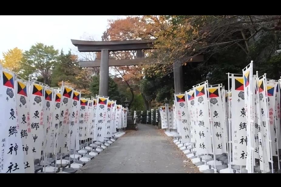 德国就纳粹行为向全世界道歉，日本却恰恰相反，他们把战犯供奉了起来，在日本人心中，