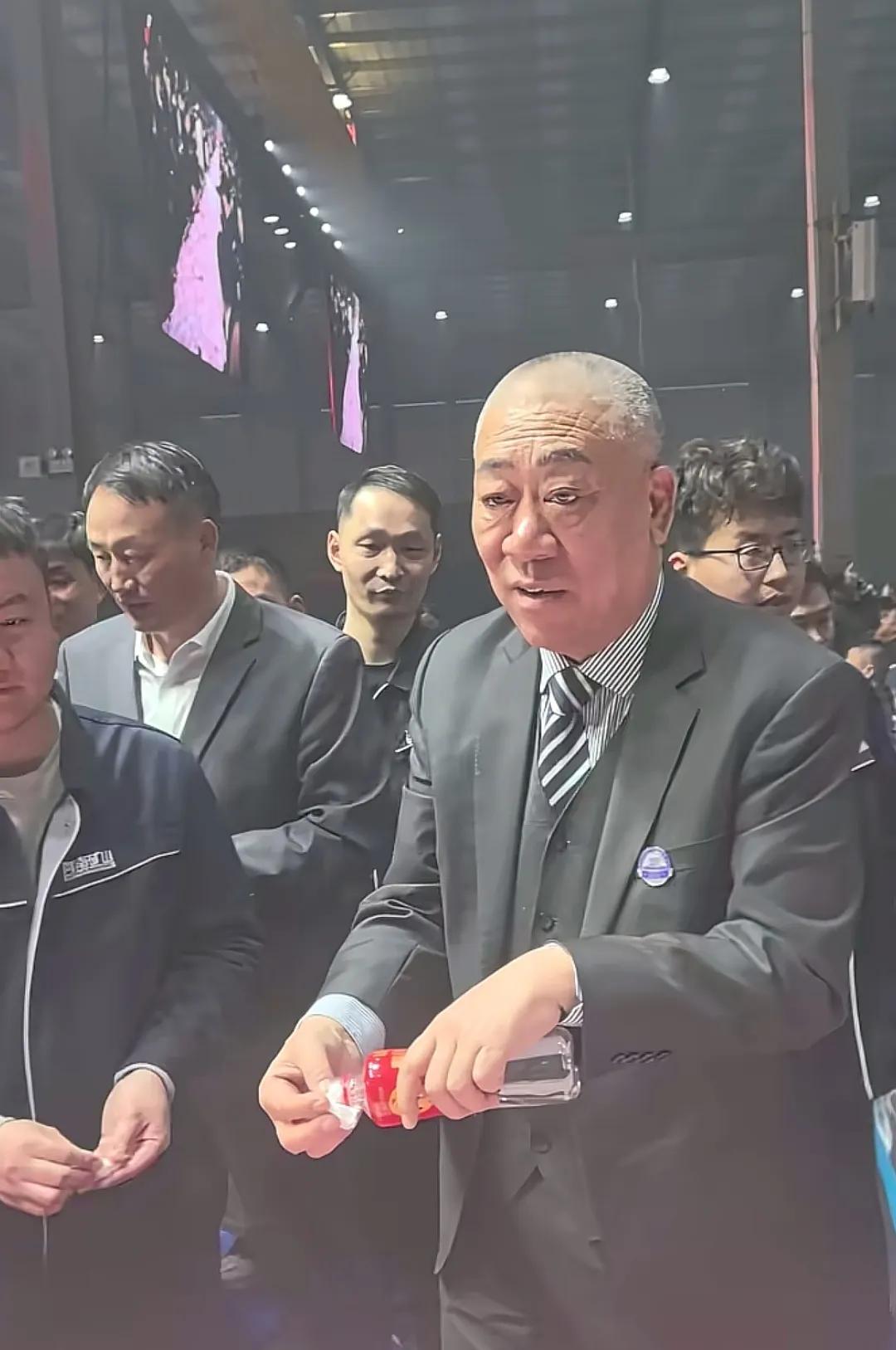 崔培军的福报来了，都是过年发钱惹得“祸”，河南矿山集团开工首日便被包围，大量客户