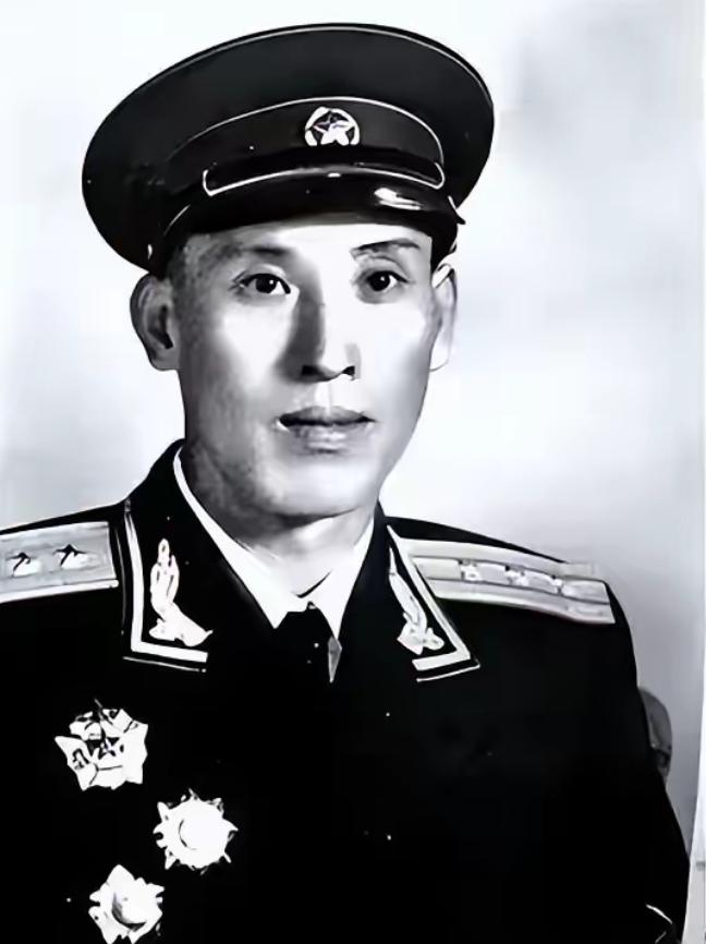 1959年，郑其贵在街上散步，突然有一个人抱住他：“师长，是我啊！”郑其贵看了对