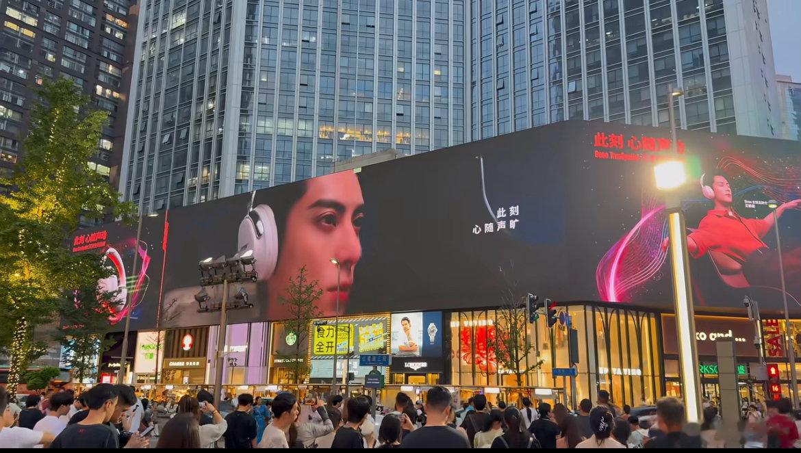王鹤棣  当年在太古里被街拍的少年，现在成了太古里巨屏上的顶流 再次回到这个地方