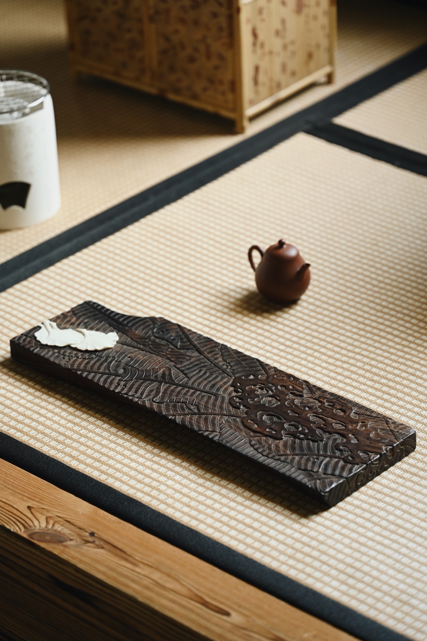 紫檀x鹿角 | 蕉石古韵 干泡茶盘整料随形雕琢，盘面芭蕉舒展，洞石错落，鹿角点缀