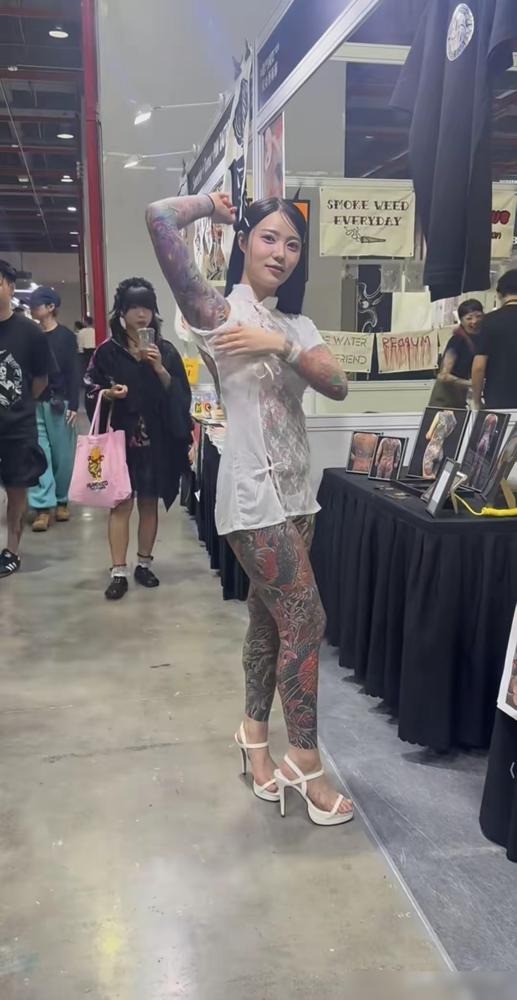 这个女子的岁数也不小，按道理说，这么大岁数的人，对美也应该有一个清醒的认知，为什