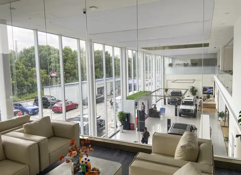 这两天购置新车，无论走到哪个店，人家头一句就问：“全款还是分期？”
在4S店被这