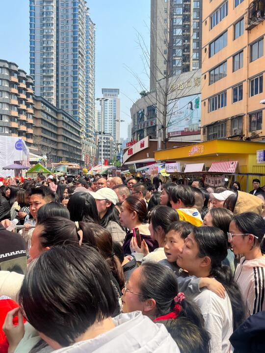 贵阳。。。青云路今天有一万人！！这是谁来了？？