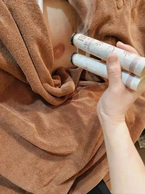 艾灸疗法也治病

老伴由于年轻人受风湿影响或者女人都有受风湿侵袭的可能，所以，常