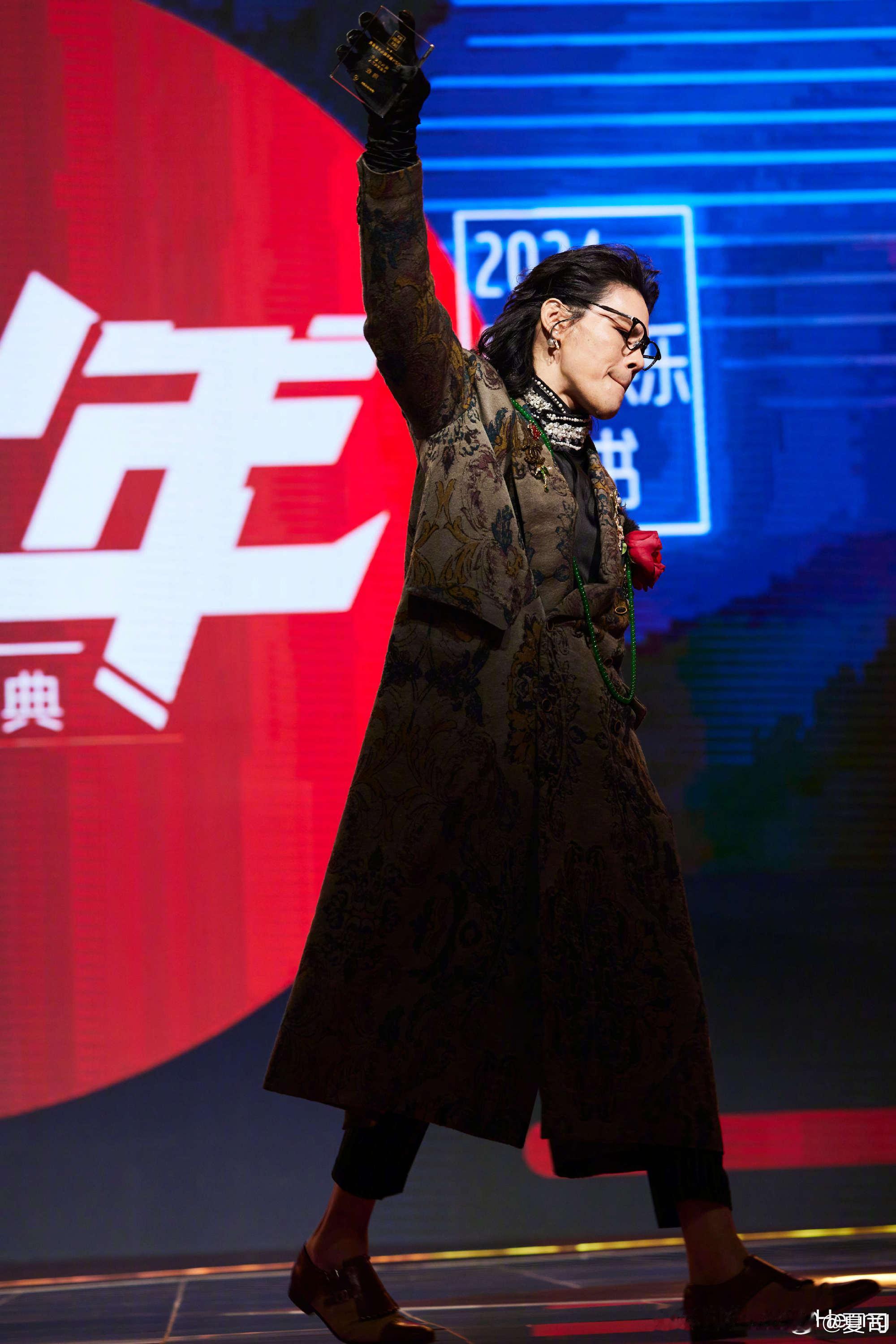 向佐 为什么女生穿男装可以  其实我觉得是穿衣自由 