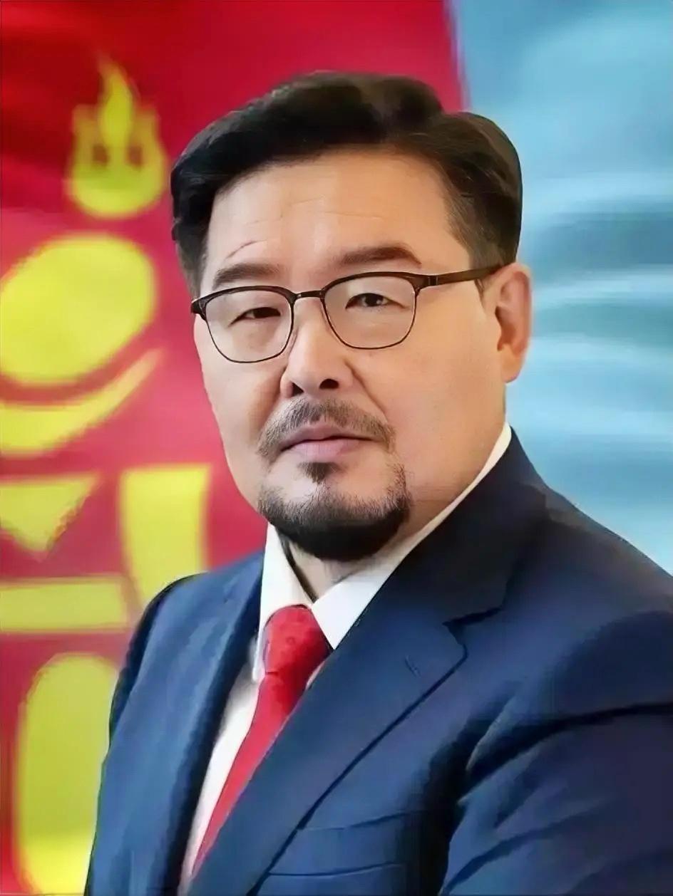 真没想到，

蒙古国总理赞丹沙塔尔又辞职了，

这已经是他第二次交出权力！

一