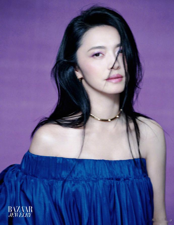 姚晨眼影上有一条银河  紫色眼影搭配姚晨清冷面庞，亮片闪烁，宛如银河映照着雪山，