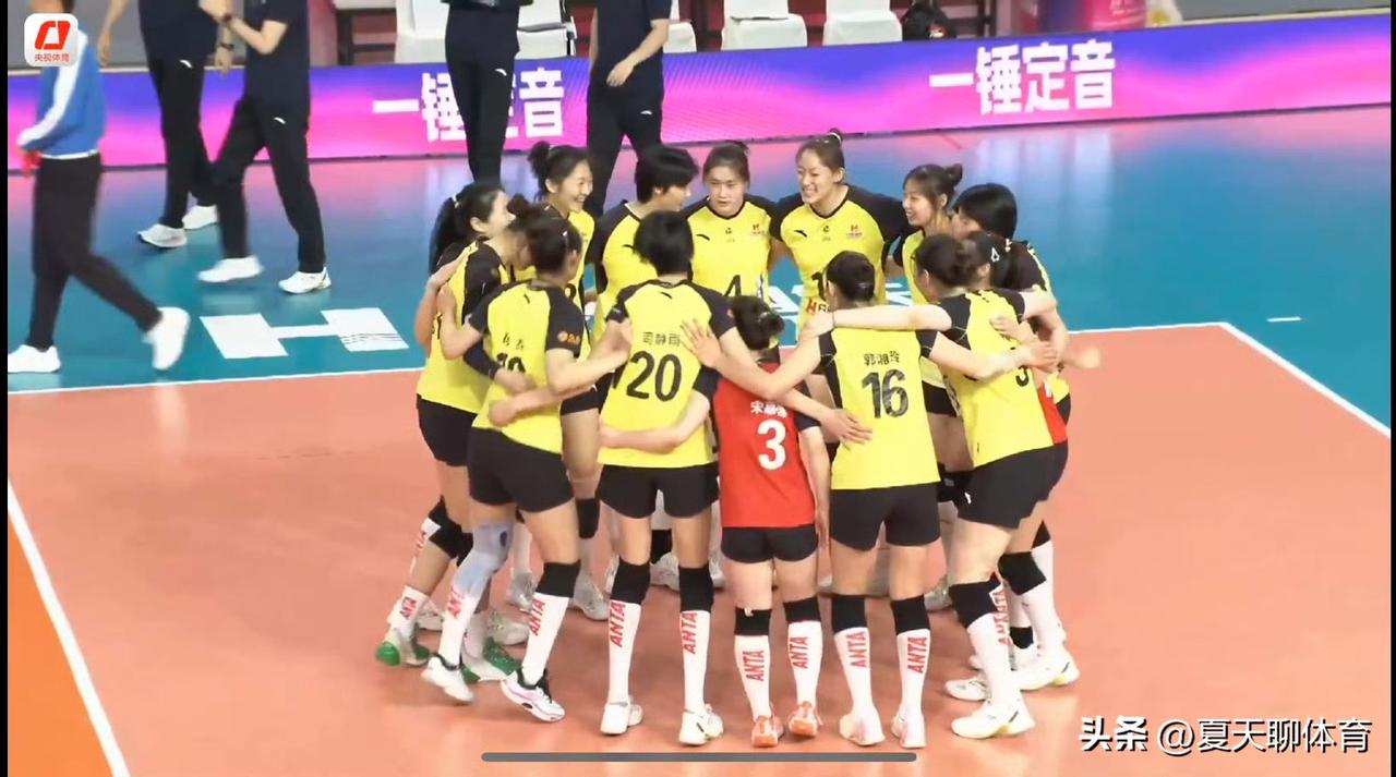 天津女排冠军没拿到，连铜牌都没拿到！曾经女排联赛冠军之师，拿了一块铁牌，今天这场