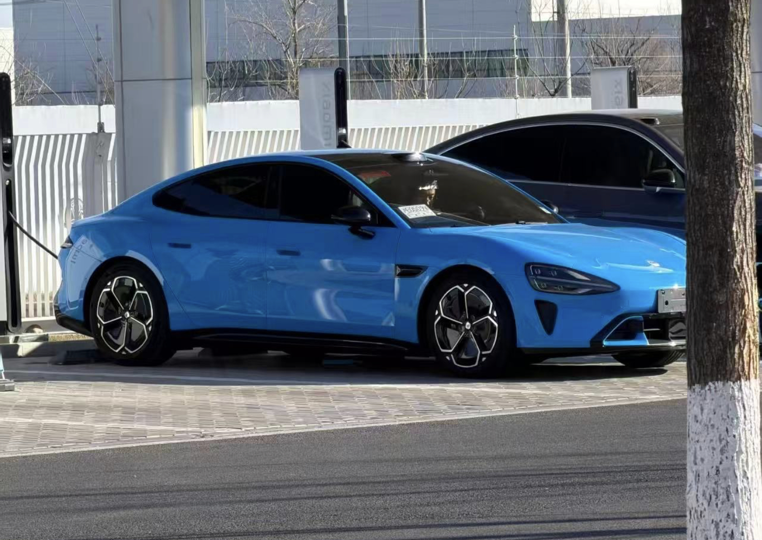 卧槽！新款小米SU7卡布里蓝在阳光下这么好看