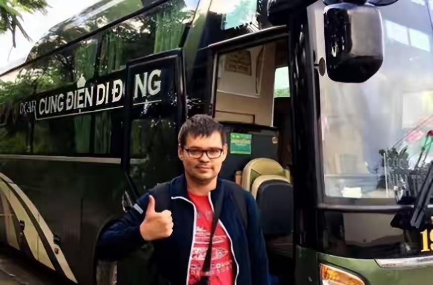 卧铺大巴这东西，中国人早就不坐了。但在越南，它活成了另一个物种——一米宽的床、隐