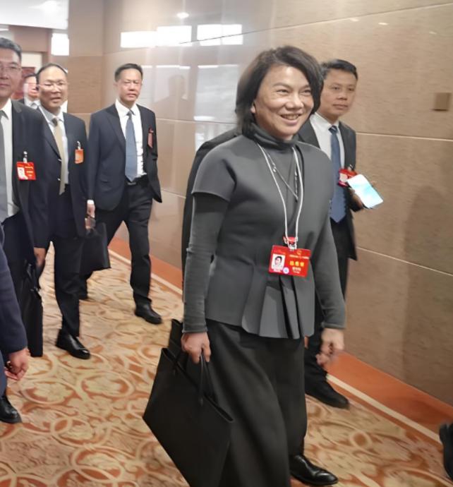 董明珠上门讨要42万货款，经销商却说：“再发50万的货，卖完一起结！”董明珠灵机