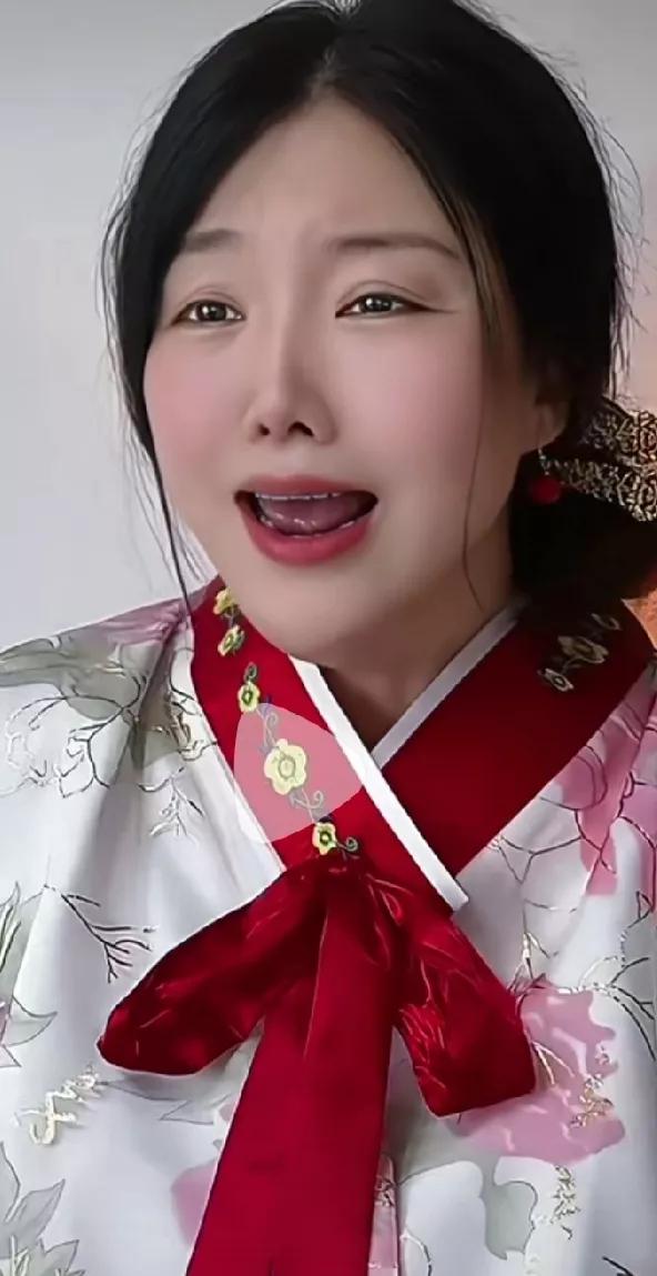 这女人这么丰富的表情…，你觉得她是在唱歌吗？是在唱“映山红”红歌吗？“表情暗示”