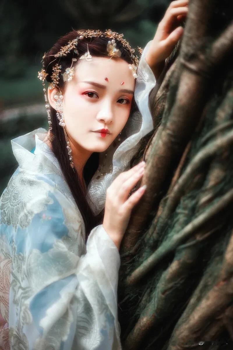 《山海经》中，记载着炎帝的三女儿，在她要出嫁之时就病逝了，但病逝她的传奇并没有戛
