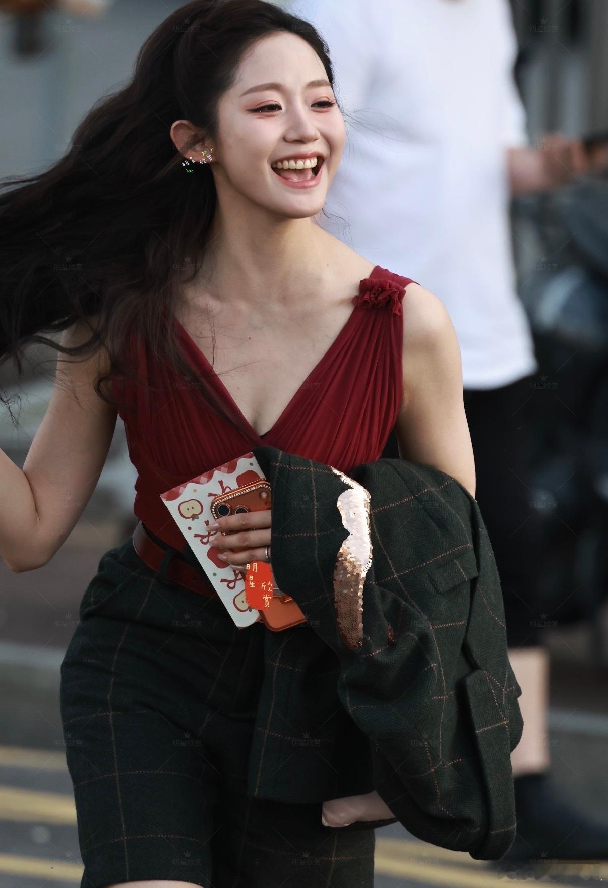 曾沛慈让万千惠开场是有说法的万千惠三次公演都是第一个唱万千惠用三次公演第一个唱，