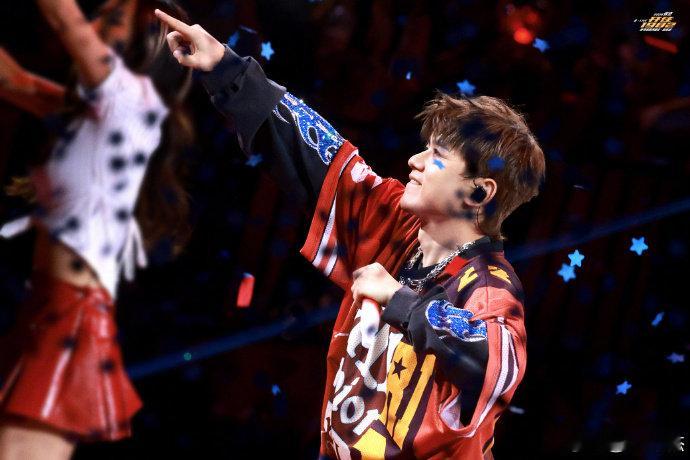 张杰新春场唱了好多遗珠龙门阵舞台永远的神！张杰新春场的遗珠歌单，让我重新爱上了这