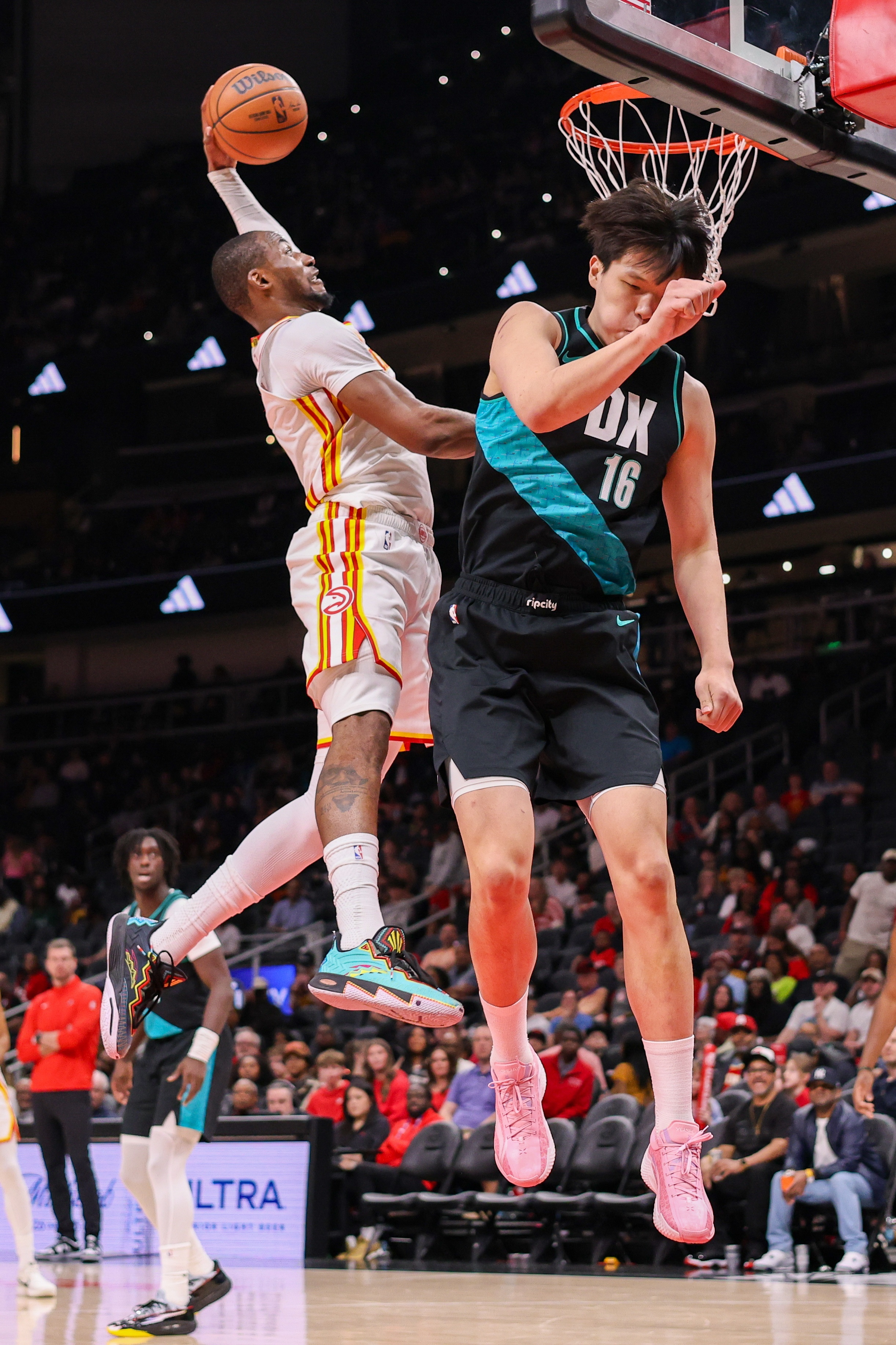 ➡留着他也不给你好好打球，不如白送给老东家老鹰呢，对吧邓利维（冷知识：小迈克·邓