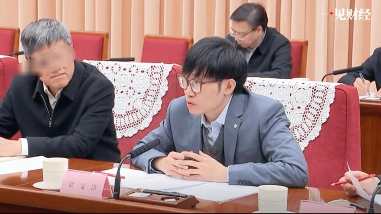 国内很可能即将诞生又一位让海外忌惮的顶尖人物，地位堪比任正非。

如今的梁文锋，