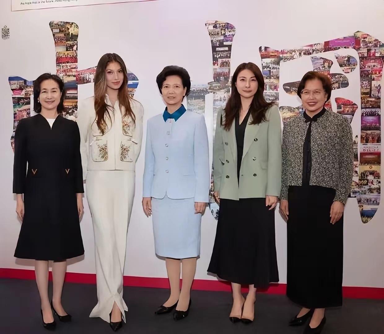 谷爱凌分享与郭晶晶、何超琼的珍贵同框合影，身着新中式服装尽显优雅大气