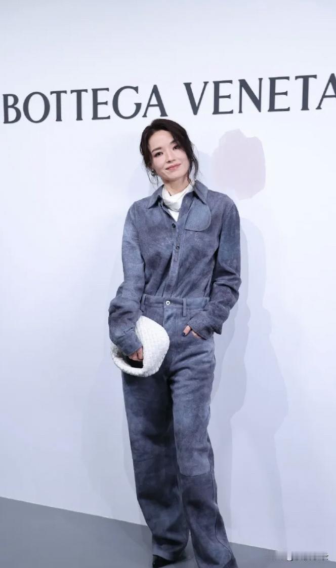 舒淇上海现身BV活动，一身灰调套装直接把松弛高级感焊在身上。她内搭白打底裹得软和