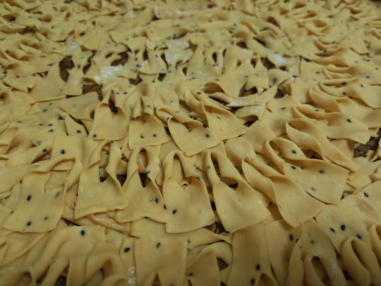 什么是年味？
从做手工开始，于炸蛋散、捏油角的烟火气里愈发浓烈。一家人围站灶台边