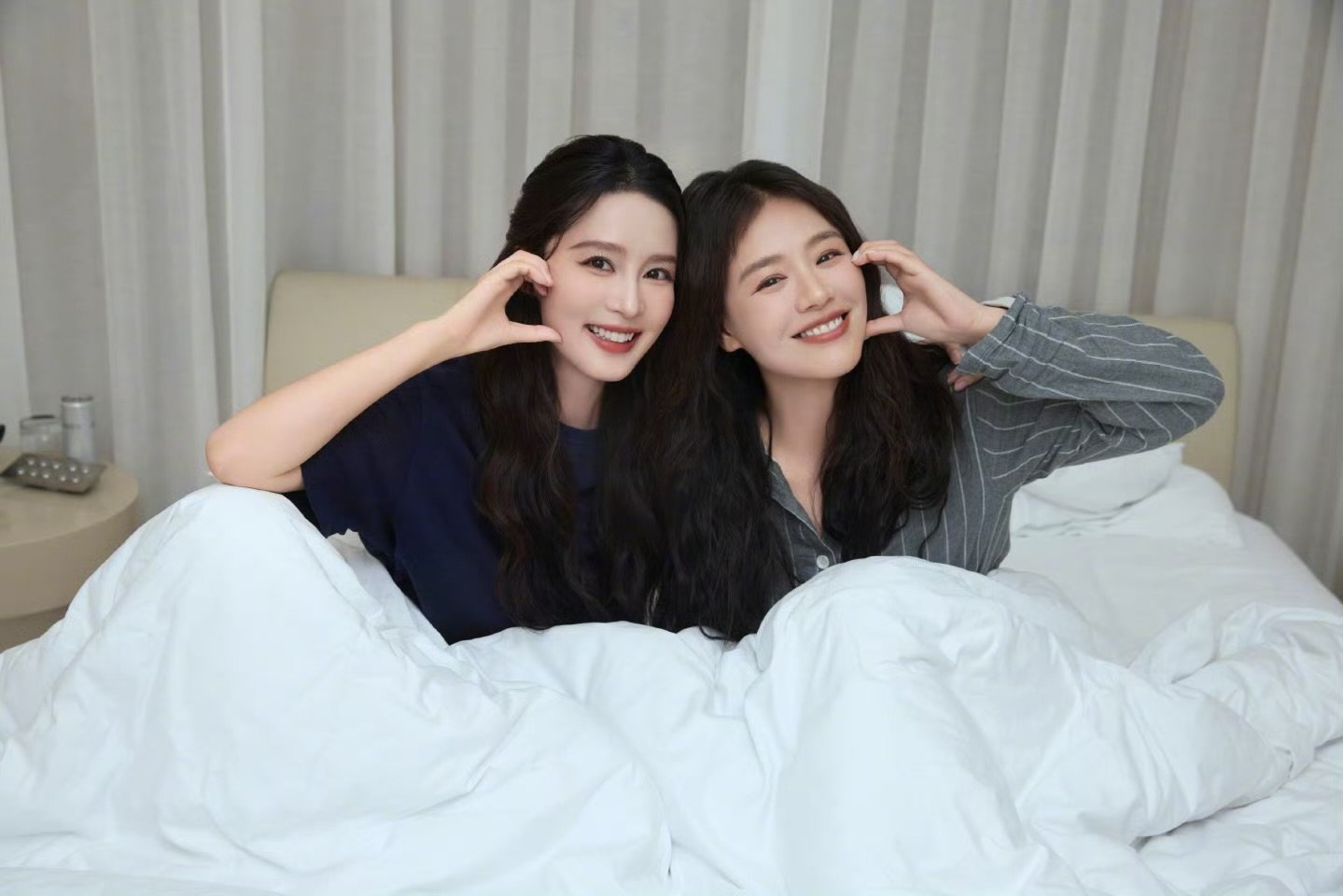 李沁马思纯下班盖一条被子李沁马思纯elle下班晚安合照比这两个女孩更萌的人，抱歉