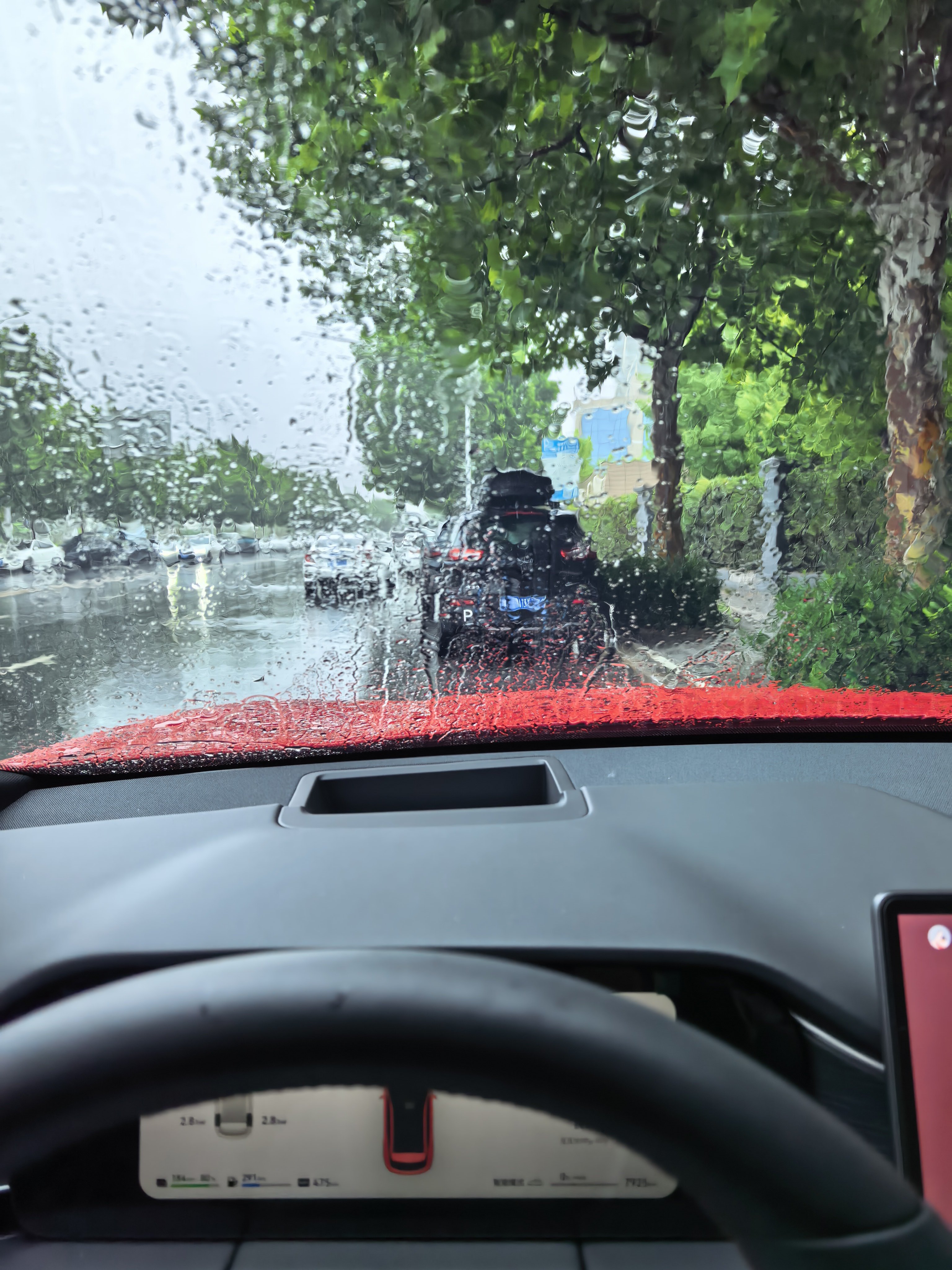 下着大雨给问界做保养去了问界服务没得说改变就是吃饭得用券了之前谁都能来吃滋生了不