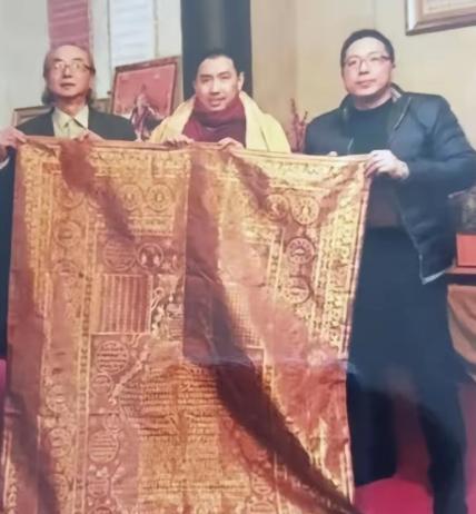 据说2005年，一件旧袈裟在北京拍卖，却无人问津，一男子觉得蹊跷，花 9 万买下