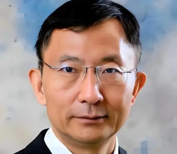 1988年，哈佛大学的一间实验室里，高华健在入籍文件上签下了自己的名字，笔尖落下