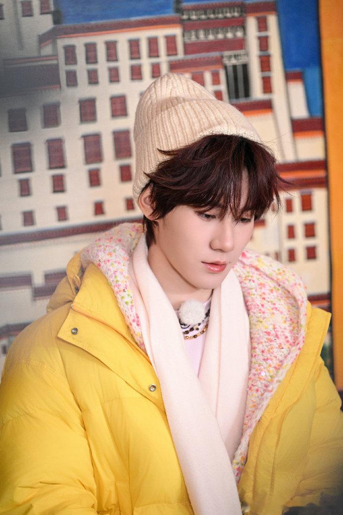 张真源万物皆可哥张真源这辈分能处！没扎裤脚怕被蚂蟥咬，直接喊人家哥，这又怂又礼貌