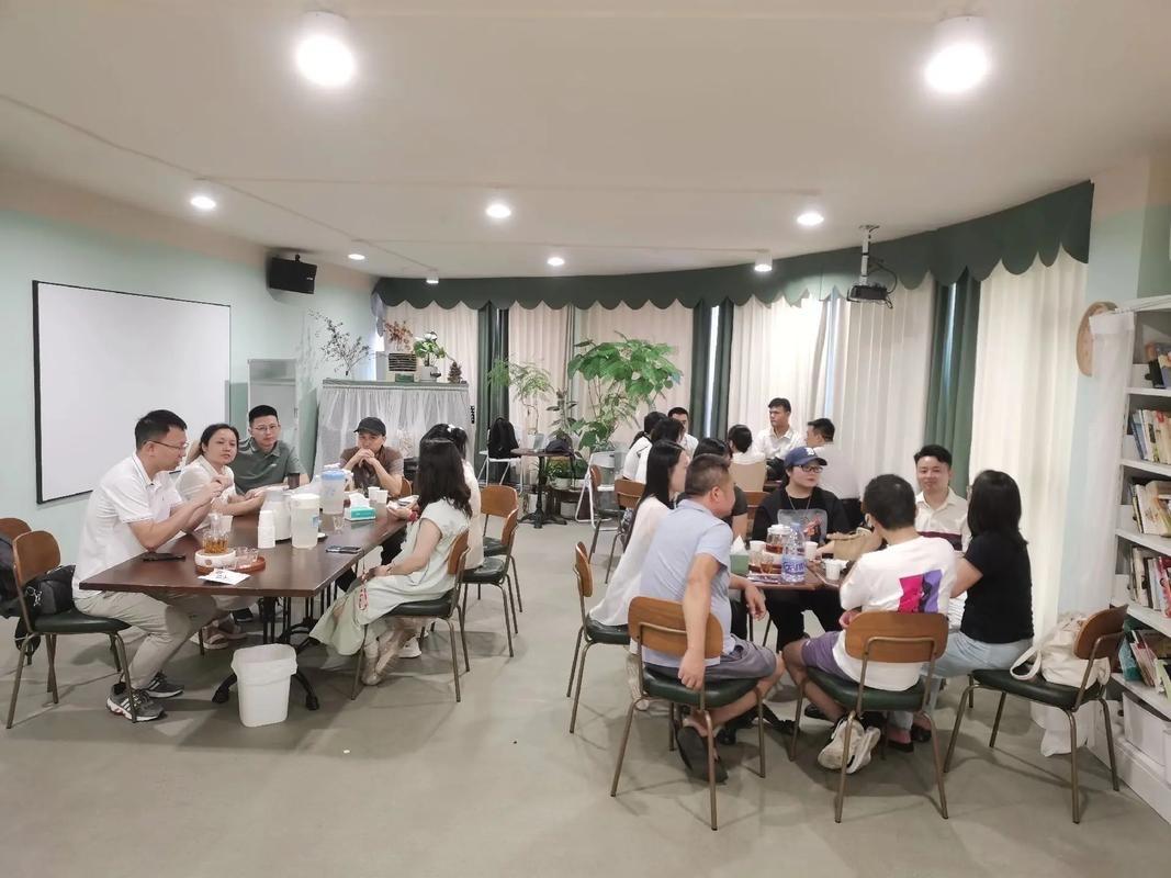 线下社交场景 是好友围坐喝茶、卸下防备的轻松局，大家抛开客套，坦诚分享藏在日常里