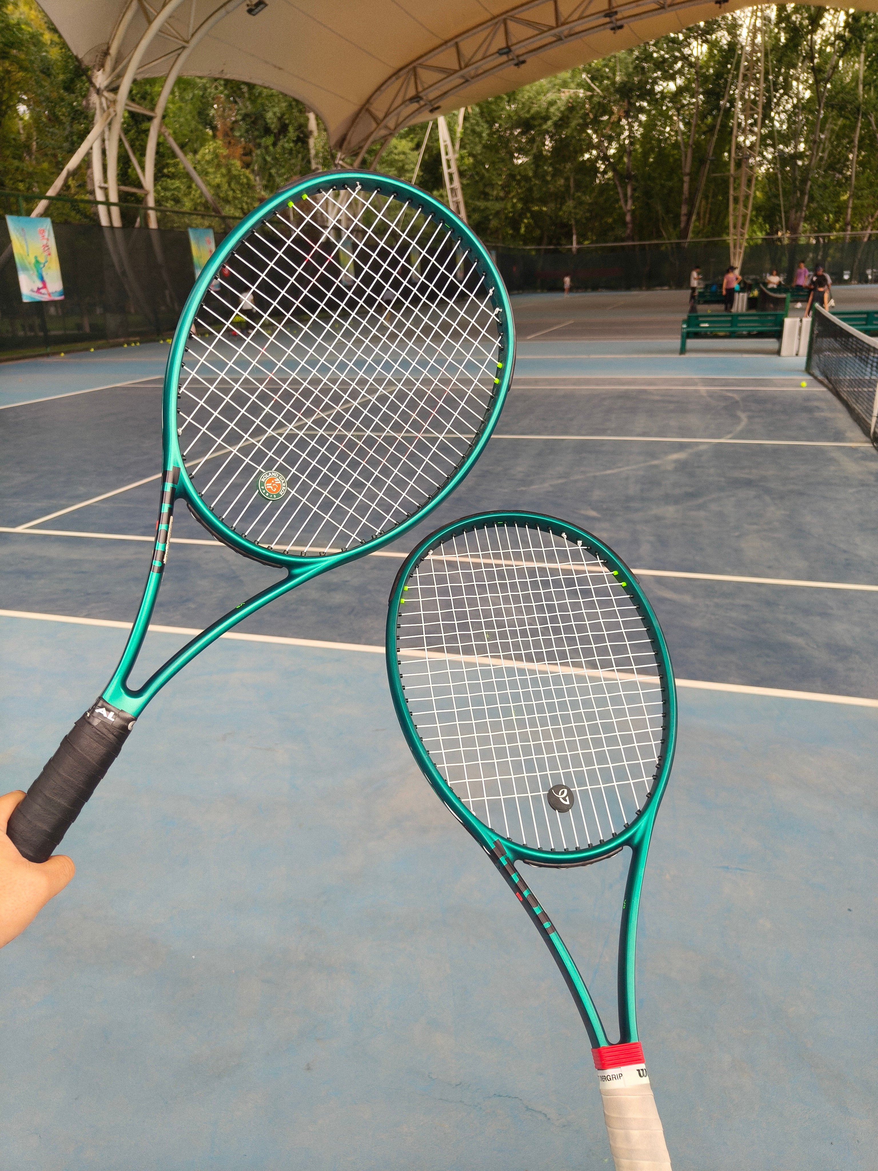 今天是Wilson blade 98双排[哇]隔壁场一男生的香水扩散力很强，我还