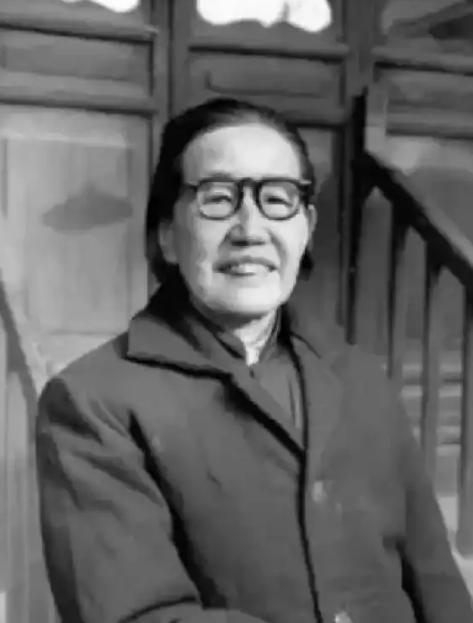 1937年，女红军杨文局刚生下孩子，马家军踹门搜捕。隔壁皮匠马得福冲进来，把亡妻