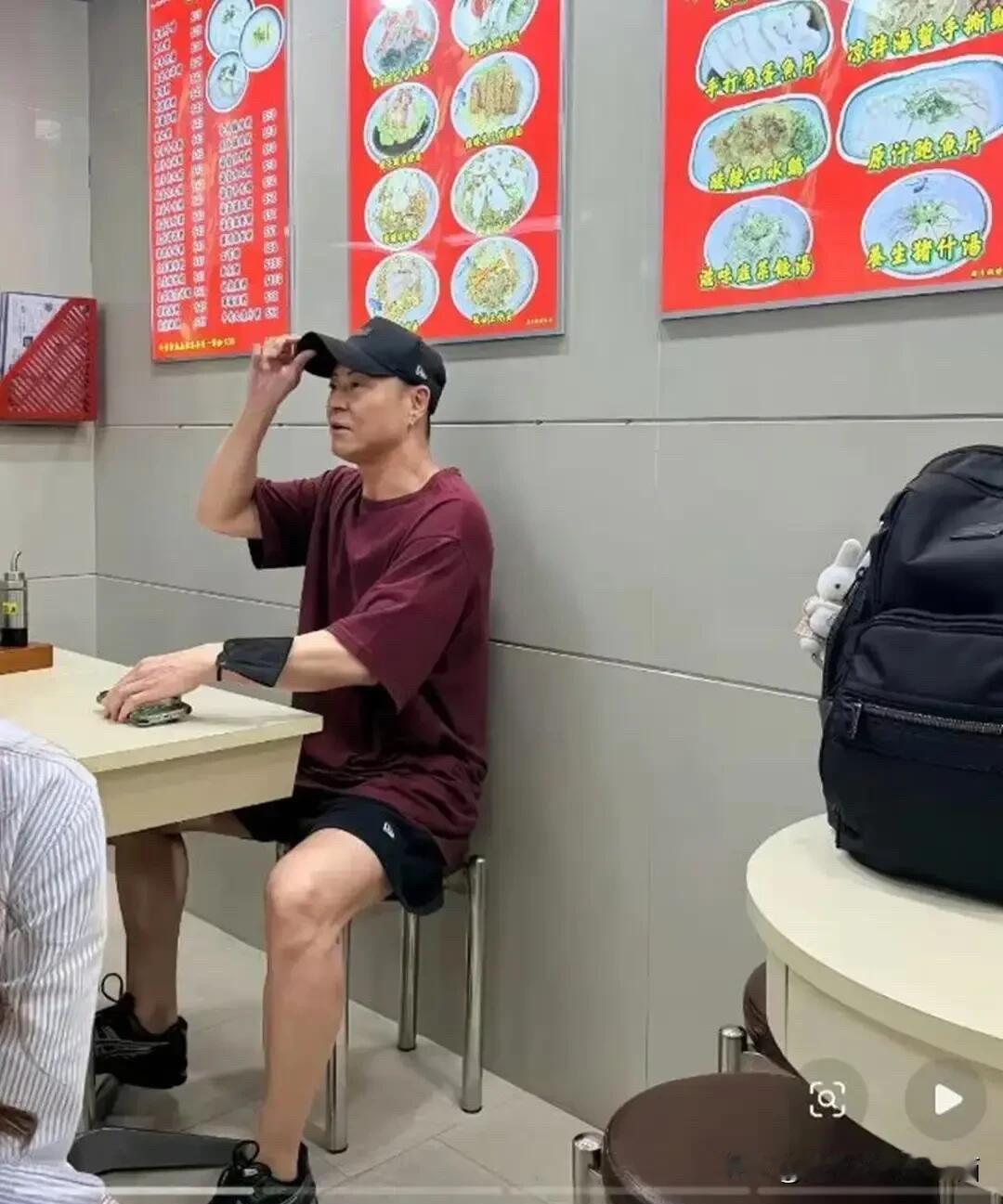 他是八十年代家喻户晓的“草蜢组合”之一，年轻时帅气英俊，年龄大了一个人在餐厅吃饭