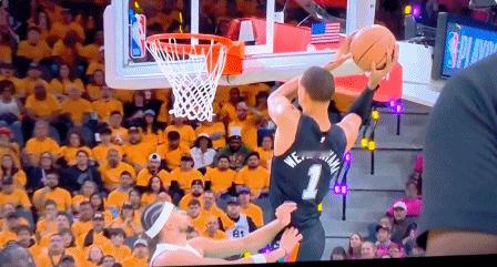 马刺媒体质疑裁判：
“文班亚马被空中推腰，为什么不吹犯规？”

这个球文班亚马最