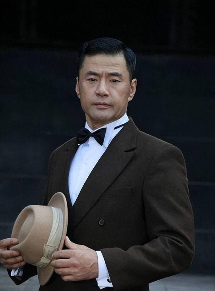 63岁的于荣光，结婚35年，少有绯闻，家庭生活低调，却因婚姻风波引发关注。妻子王
