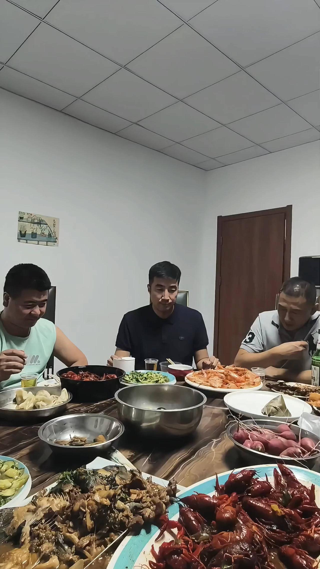糟了，怎么了？外面下雨了，我媳妇在等着接她。我真不是个东西，喝酒为什么分心了？来