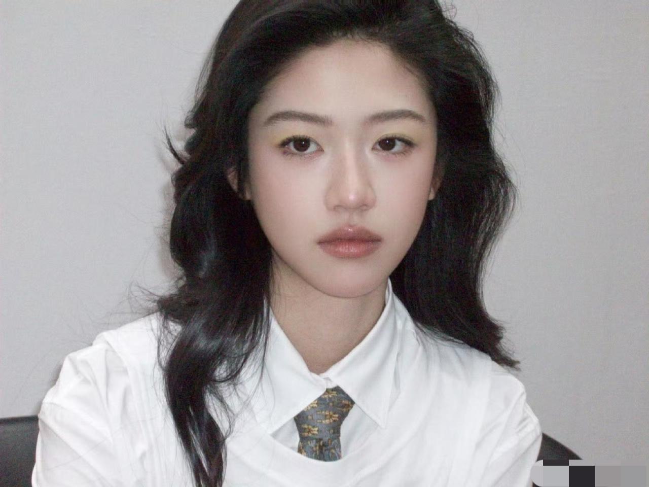 内娱的女明星简直就是一个谜
越来越让人看不懂
你说向涵之是一个大美人吧，平时她却