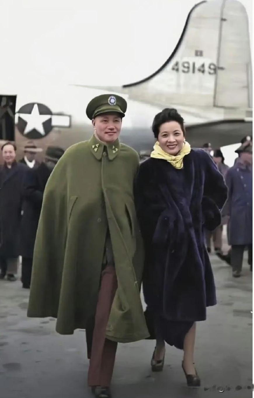 1947年8月7日延安，蒋介石和宋美玲兴奋的走出机场，一脸志得意满的模样。原因是