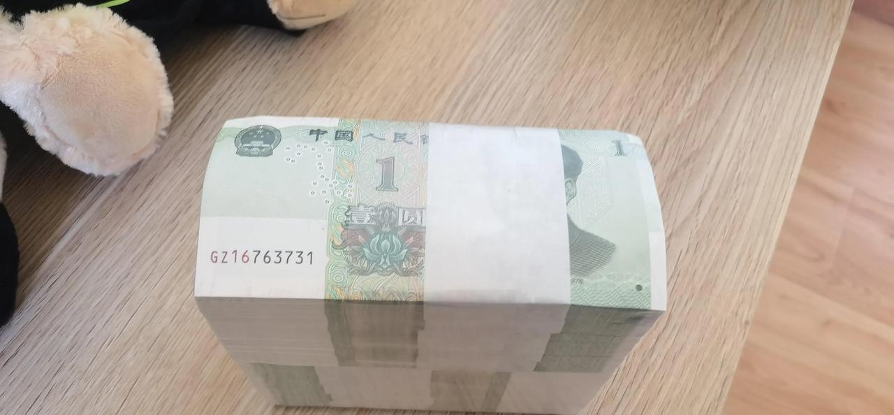 刷到很多人说一元纸币不生产了，我今天就去银行兑了一千块的一元纸币