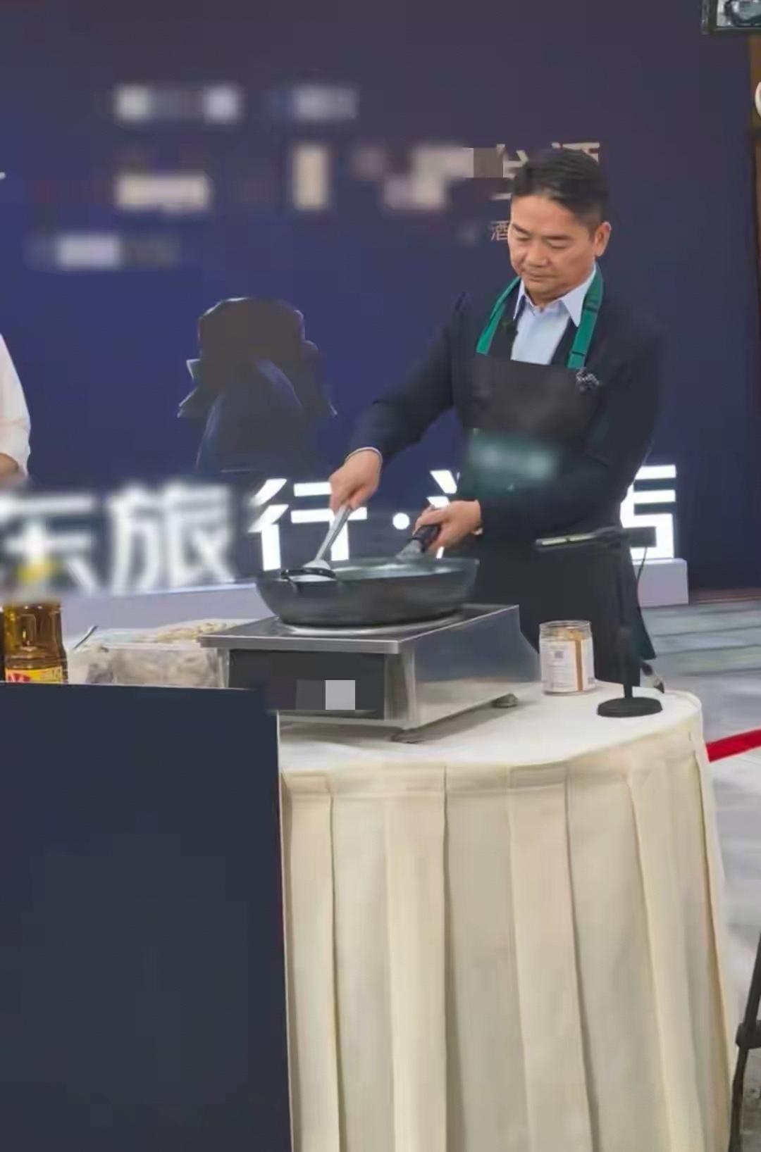 京东的七鲜小厨自2025年7月亮相后，便吸引了众多目光。
 七鲜小厨首店位于北京
