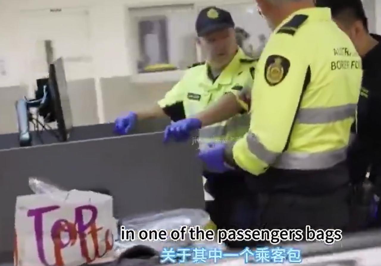 澳大利亚机场查获13名台湾省人，携带大量大陆公安标识徽章，自称是用做角色扮演！