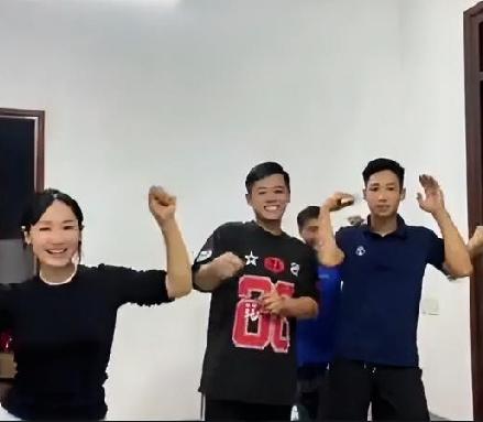 小松和秋秋在越南给五叔五婶盖房子，也有六叔的房间，一家人高兴的载歌载舞。欢乐的气