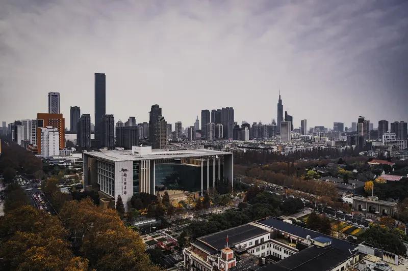 南京相对湿度达100% 堪比亚马逊 最近不少南京市民在社交平台吐槽，地板湿嗒嗒，
