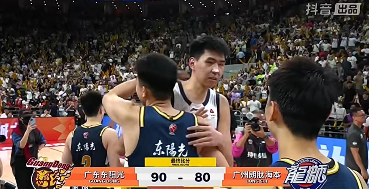 广东球迷的双倍快乐之夜，广东宏远战胜广州闯进八强；而另一组辽宁和山东的比赛，辽宁