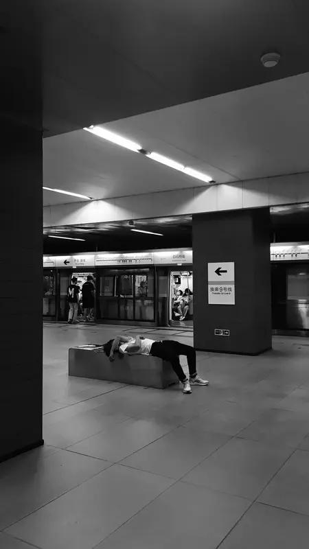 “你现在累吗？”这个简单的问题，却戳中了很多人的痛点。现在的我们都活成了“精修版