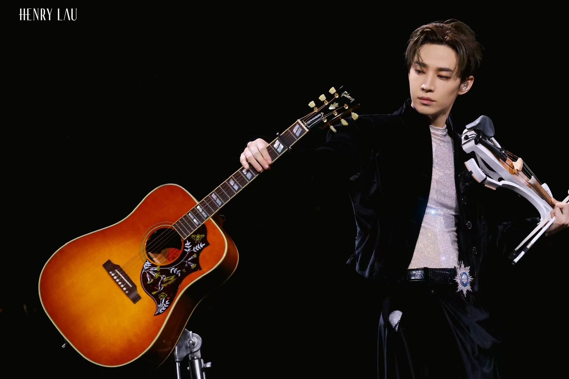 刘宪华上座率Henry登台前半小时的状态Henry澳门演唱会今晚全场爆满，甚至连