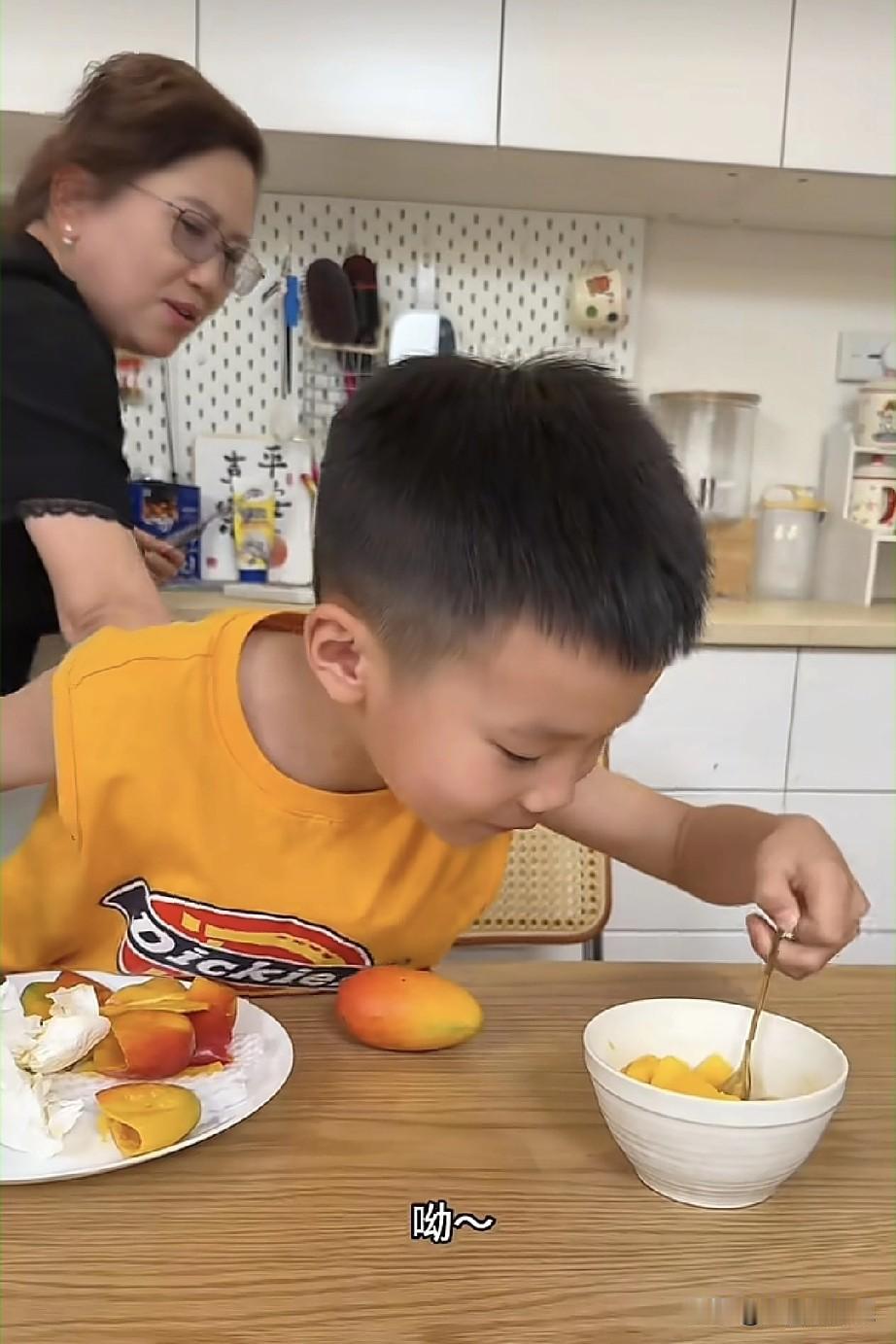 我要是秋天外婆，就让孩子去当童星。

发现他每次跟外婆拍带货视频的时候，演技都特