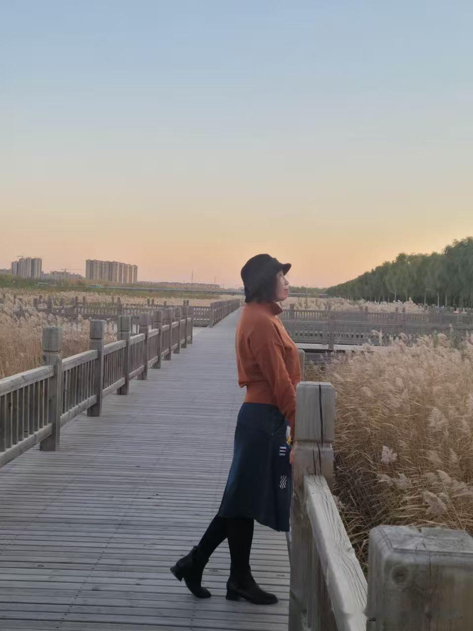 十八线小城的年轻人，生活安逸。好友女儿结婚，婚房是150平的大平层，三家一起出钱